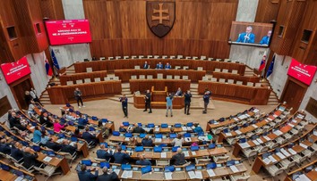 Napätý deň v parlamente. Prešiel návrh o rušení Úradu na ochranu oznamovateľov korupcie, pod oknami bol protest
