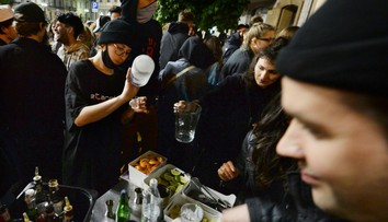 Poliaci už nemusia vonku nosiť rúška, bary otvorili vonkajšie terasy