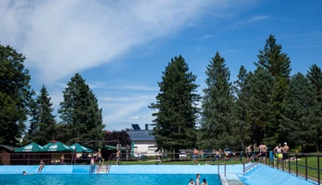 Nebezpečný únik chlóru na kúpalisku. Päťročný chlapec bojuje o život, evakuovali desiatky ľudí