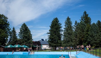 Nebezpečný únik chlóru na kúpalisku. Päťročný chlapec bojuje o život, evakuovali desiatky ľudí