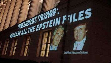 Epstein naznačil, že existujú fotografie, ktoré by Trumpa mohli zničiť.  Špekuluje sa, že sa k nim dostal Putin