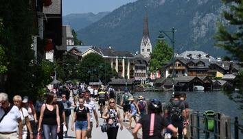 Jedna z najvýznamnejších turistických atrakcií Rakúska čelí náporu turistov. Museli tam postaviť bariéru