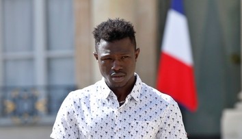 Imigrant, ktorý zachránil vo Francúzsku dieťa z balkóna, dostal štátne občianstvo