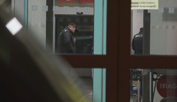 Záhadný prípad v Žiline. Na urgente sa objavil mladý muž s dobodaným krkom