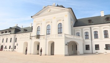 Prvé pápežove kroky povedú do Grasalkovičovho paláca. Toto stretnutie sa však od iných výrazne líši