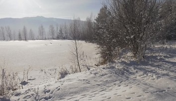 Obrázok ako z reklamy na Slovensko, ale v skutočnosti jama plná toxického kalu