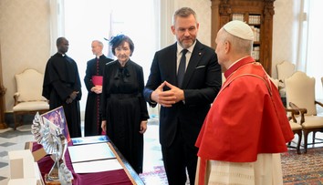 FOTO: Prezident na audiencii u pápeža. Pozval ho na Slovensko a odovzdal dary