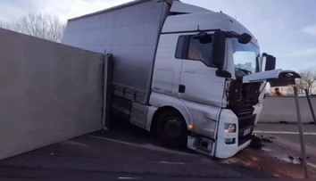 Polícia pokutovala desiatky vodičov, ktorí si na mobil nakrúcali prevrátený kamión na D1