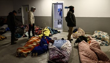 V márniciach a na cintorínoch už nie je miesto. Telá ležia po zemetrasení prikryté na uliciach