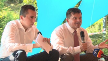 Minister Plavčan sa zapotil. Študenti mu kládli otázky na telo