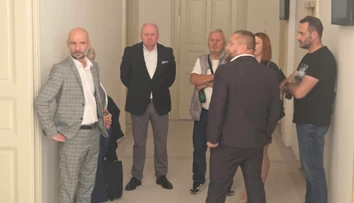 Pokračuje súd s policajtom, ktorý dal na chate v Čifároch nainštalovať kameru. Zachytila aj stretnutia politikov