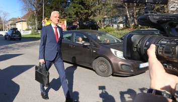 Ján Ferenčák vypovedá na polícii. Vypočúvajú ho k prípadu zaistenia jeho pozemkov aj videu z garáže