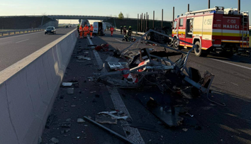 FOTO: Tragická nehoda pri Šamoríne. Auto po zrážke s údržbármi skončilo na streche