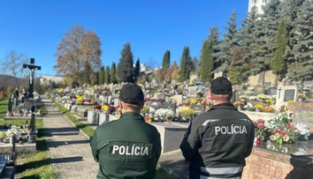 Obdobie Dušičiek nahráva zlodejom. Nenechávajte tašky na cintorínoch bez dozoru, upozorňuje polícia