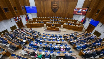 Parlament má dvoch nových poslancov. V laviciach nahradili Radačovského a Kmeca