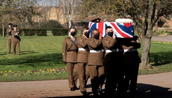Británia sa rozlúčila s hrdinom pandémie, 100-ročným kapitánom Tomom
