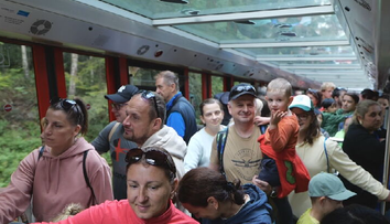 Deti posielajú k medveďom. Tatry zaplavili davy ľudí