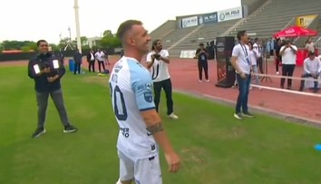 VIDEO: Najhorší možný začiatok v práci pre futbalistu? Na toto predstavenie fanúšikovia nezabudnú