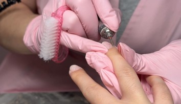 Poznáte varovné signály zlej manikúry? Tieto chyby môžu navždy poškodiť vaše nechty