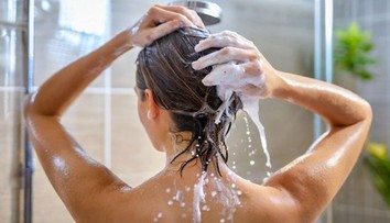 Sprchovala sa a skoro oslepla. Mladá žena doplatila na chybu, ktorú robia tisíce ľudí