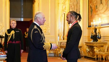 Princ Charles menoval Lewisa Hamiltona za rytiera