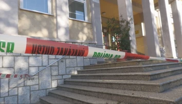 Mestský úrad v Handlovej uzavreli. Policajti prehľadávali aj bytový podnik