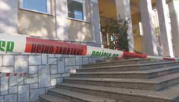 Mestský úrad v Handlovej uzavreli. Policajti prehľadávali aj bytový podnik
