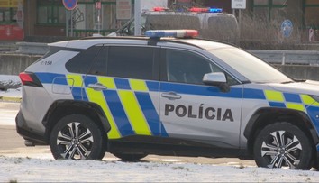 Ukážka sily na hraniciach: Kone, drony, vrtuľníky a desiatky policajtov