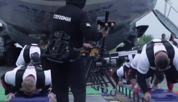 VIDEO: Siláci to dokázali. Podarilo sa im ťahať najťažšie lietadlo na svete