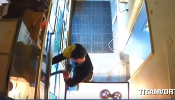 Odvážna krádež: Zlodej skryl polmetrového pytóna v nohaviciach