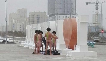 Šesť Čechov v Kazachstane dostalo pokutu, chceli sa odfotiť v "Boratových" plavkách