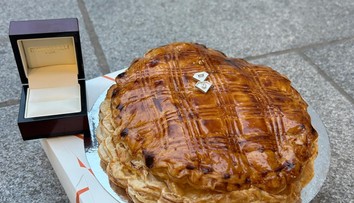 Rodina našla v koláči z pekárne skutočný poklad. Ukázalo sa, že to nebola náhoda