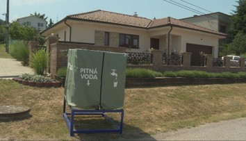 Prázdne studne, vyschnuté kohútiky a strach z ďalšieho horúceho dňa. Sucho mení každodenný život tisícok ľudí