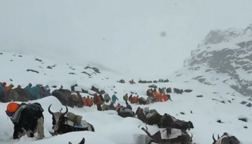 Veľká záchranná akcia na úpätí Mount Everestu. Stovky ľudí uviazli v snehovej búrke