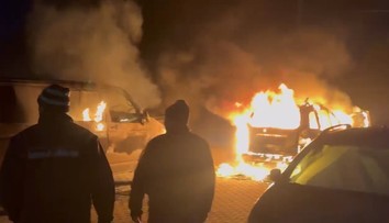 VIDEO: Dramatický zásah hasičov na sídlisku v Sládkovičove. Plamene pohltili autá