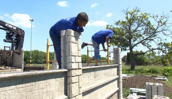 Či prší alebo páli slnko. V Radave nemajú ľudia na železničnej stanici na výber