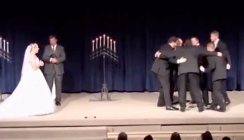 Ženích si vystrelil z nevesty v najzásadnejšom momente. Jeho nápad vyvolal zmiešané reakcie