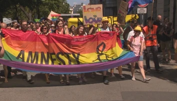Centrom Bratislavy prešlo dve tisícky účastníkov Dúhového Pride. Štyri osoby zadržali