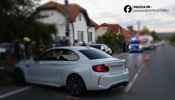 FOTO: Nemala vodičák, napriek tomu sadla za volant. Žena (20) nabúrala do zaparkovaného auta