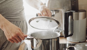 Vkladáte priamo hrnce do chladničky? Experti hovoria o chybe. Hrozí riziko pre zdravie, najmä pri týchto jedlách