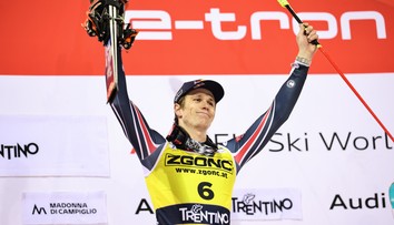 Nočný slalom v Taliansku ovládol Francúz Noel. Jeho krajana dostala na pódium skvelá jazda v druhom kole