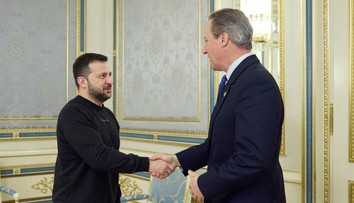 David Cameron sa na prvej zahraničnej ceste stretol na Ukrajine s Volodymyrom Zelenským