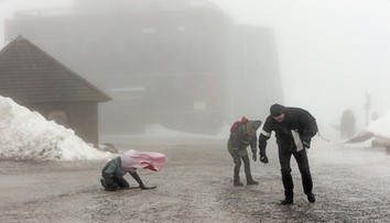 Slovensko zbičuje víchrica a veľké mrazy. Meteorológovia vydali druhý stupeň výstrahy