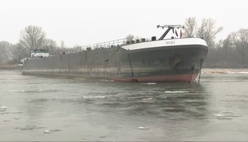 Pri Bratislave uviazla obrovská loď. Zaberá skoro polovicu prietoku Dunaja