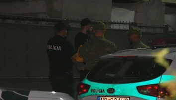 Ulicu v obci pri Nitre strážia od víkendu policajti. Rodiny si vykrikujú, že na seba zaútočia mačetami