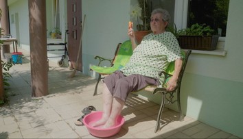 Nohy vo vode, v ruke ventilátor. „Kedysi boli teplá slušné, nie takéto hrozné,“ hovorí pani Janka