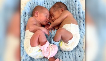 VIDEO: Dvojčatá dali po narodení do jednej postieľky. Ich reakcia vás chytí za srdce