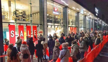 Povianočný ošiaľ v Británii. Od štvrtej rána čakali ľudia pred obchodmi v 500-metrových radoch