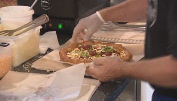 Spočiatku mali problém prežiť. Stánok v Petržalke sa dostal do gastronomického sprievodcu s obyčajnou pochúťkou