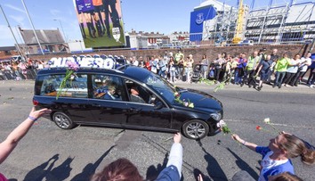 Si náš hrdina a bojovník. Ľudia sa naposledy prišli rozlúčiť s Alfie Evansom